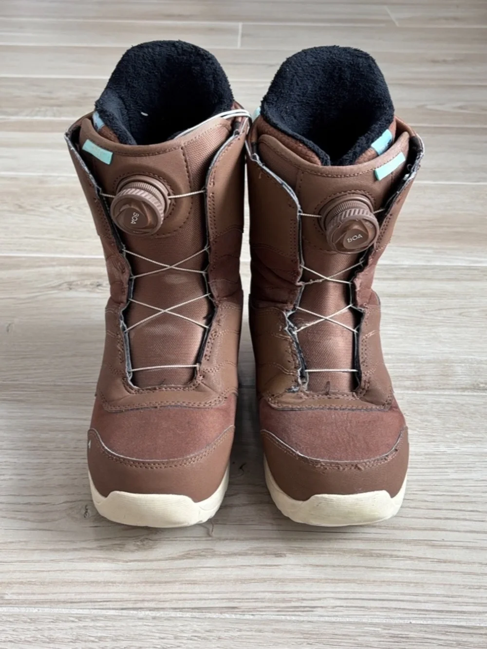 Women’s Burton Mint Boa Snowboard Boots Size 8